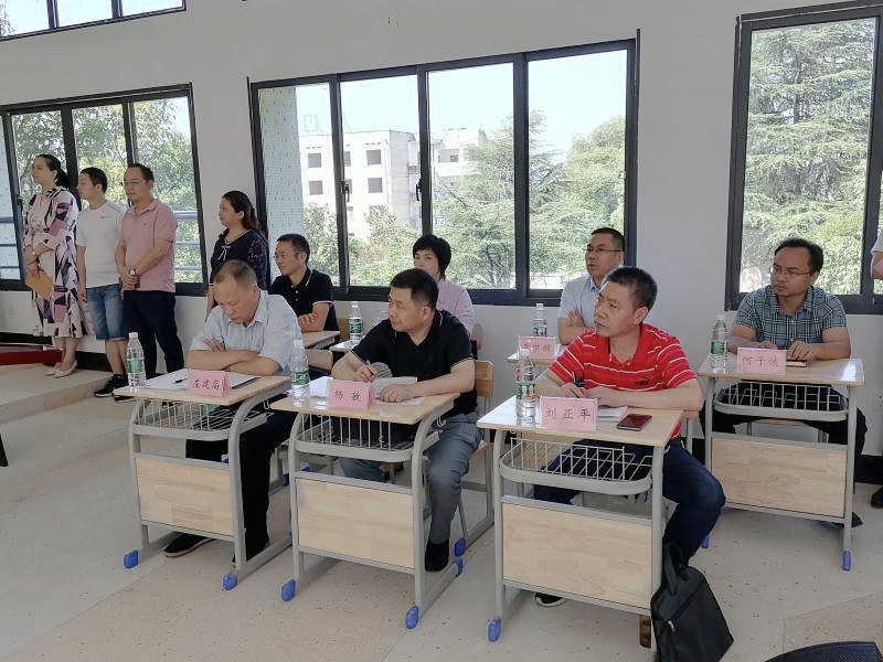 1632731358560680.jpg 2出席活动省、市教科院领导及我校党组成员.jpg