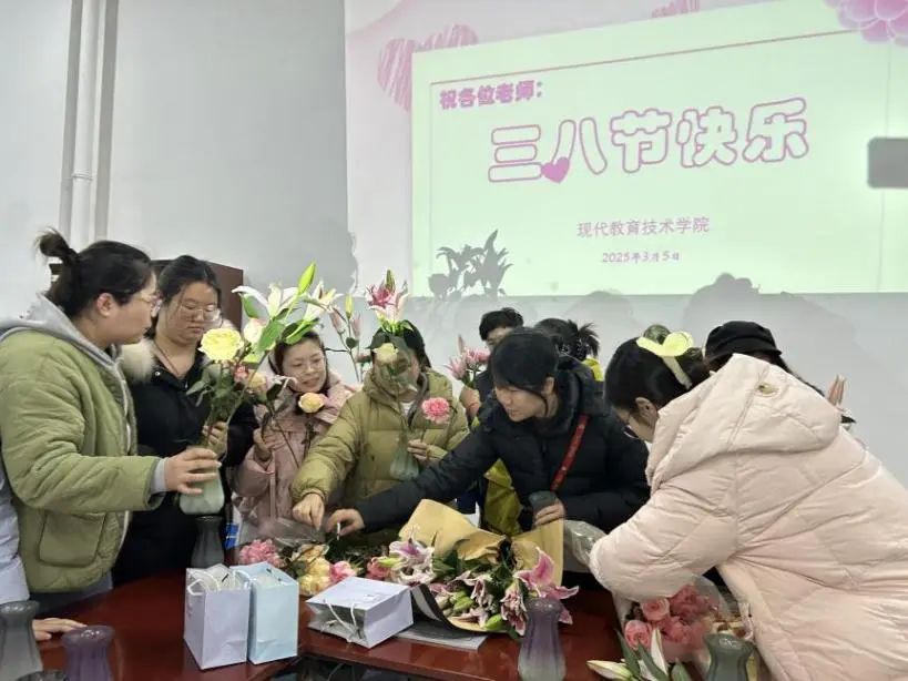 现代教育技术学院1.jpg 现代教育技术学院1.jpg